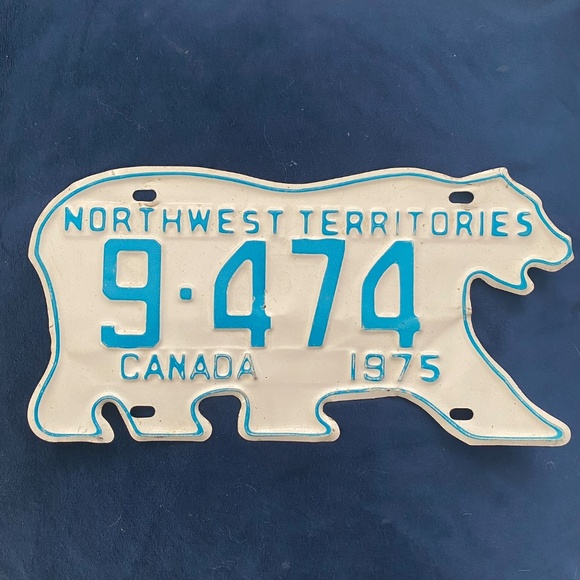 1975 VINTAGE NORTHWEST TERRITORIES CANADA BEAR LICENSE PLATE [9-474] - Picture 1 of 2
